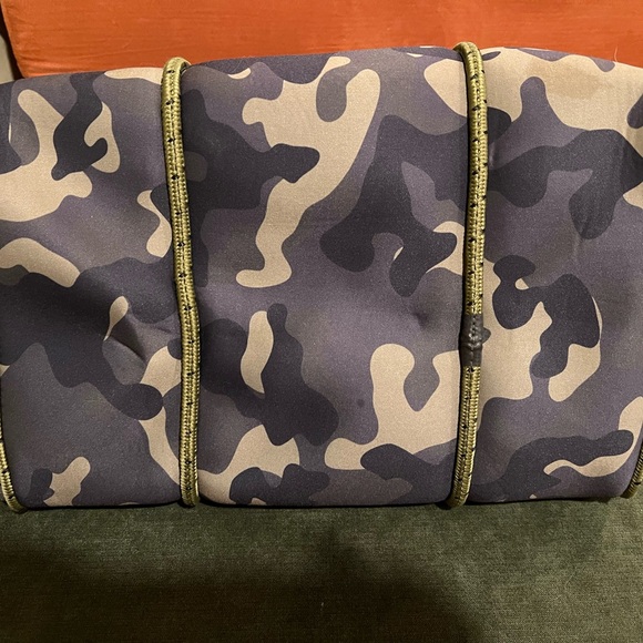 Parker and Hyde Neoprene Tote with pouch - Picture 4 of 6